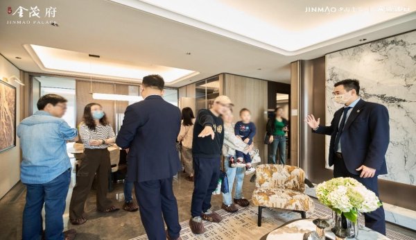 牛弘配资 千人到访样板间！江湾金茂府科技住宅开放48小时人气爆表