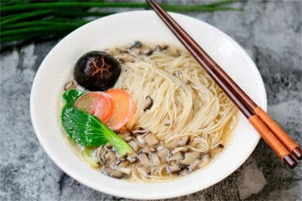 火星策略 简单易学的快手菌汤面，汤鲜味美，面条劲道，做法超简单